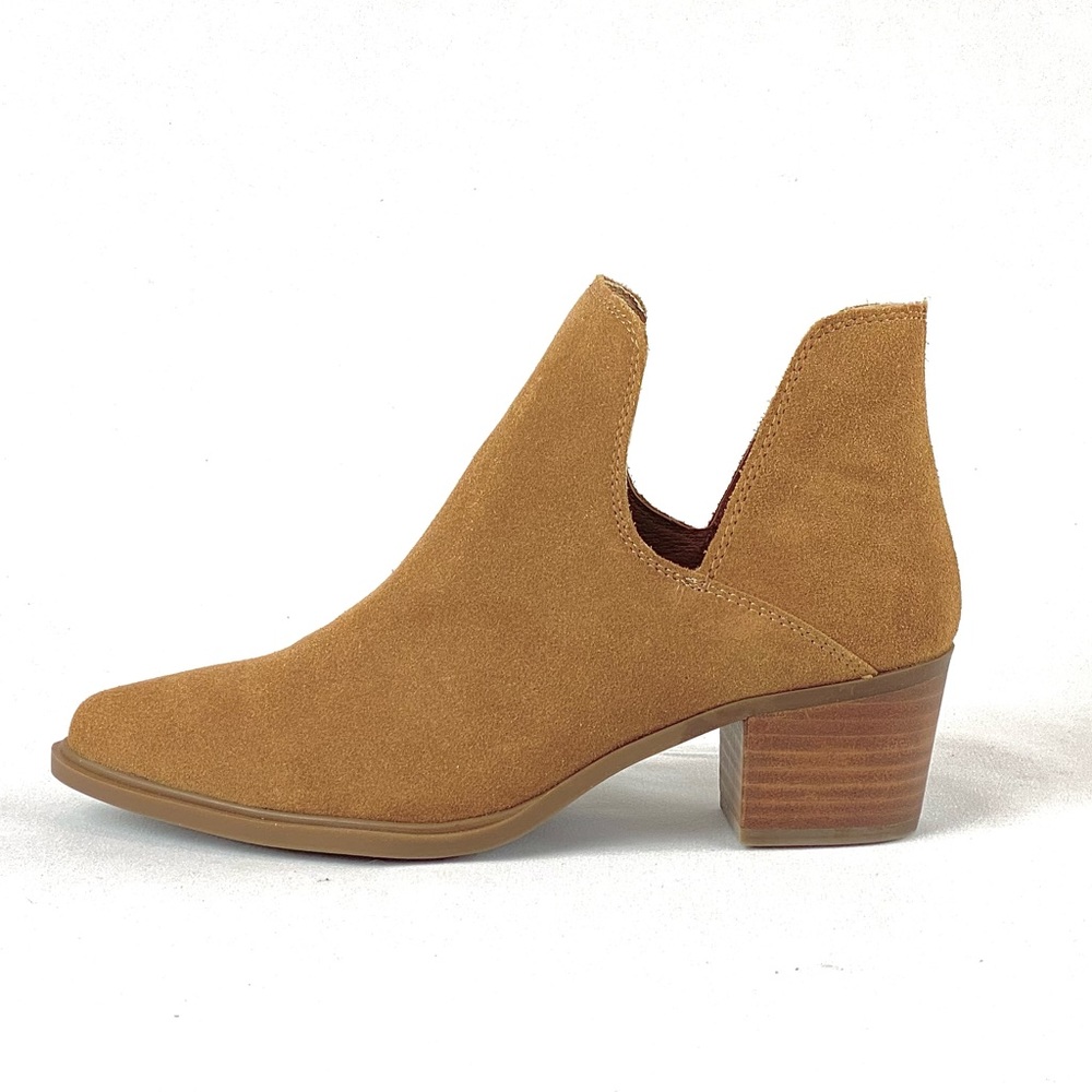 NWOT-Steve Madden pointed toe ankle boots.